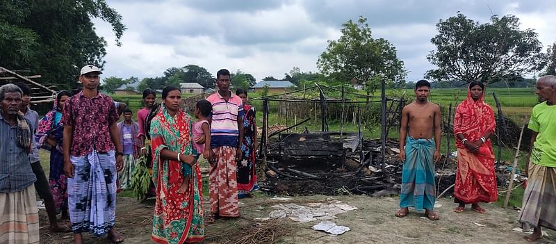 সরকার পতনের পর চাঁপাইনবাবগঞ্জের গোমস্তাপুর উপজেলার ধাওয়াকান্দর গ্রামে ওঁরাও পরিবারের বাড়িতে আগুন দেওয়া হয়। গত বৃহস্পতিবার তোলা